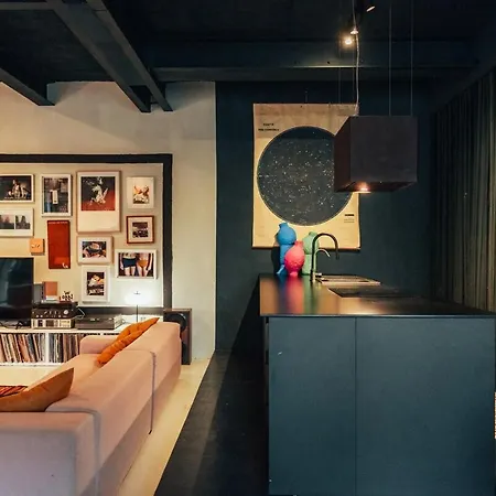 Spacious Design In The Center Apartmán